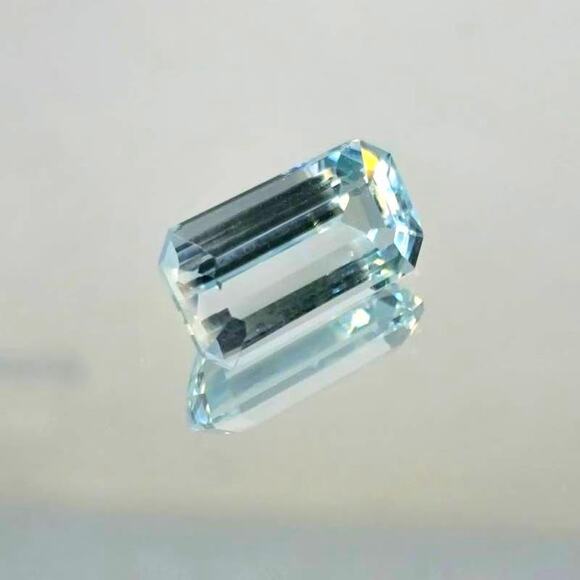Huge 10.59 Carat Eye Clean Aquamarine! - Picture 4 of 9